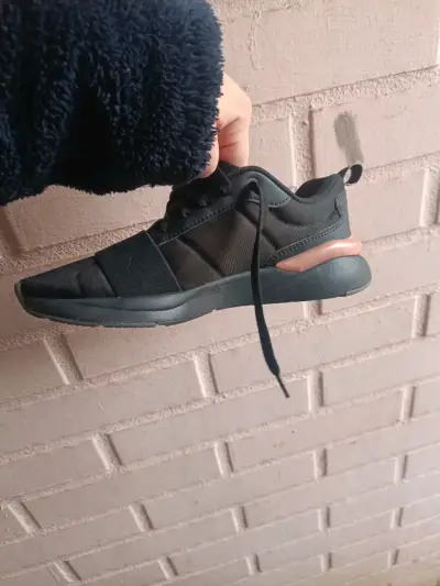 Zapatillas negras deportivas puma - miniatura 1