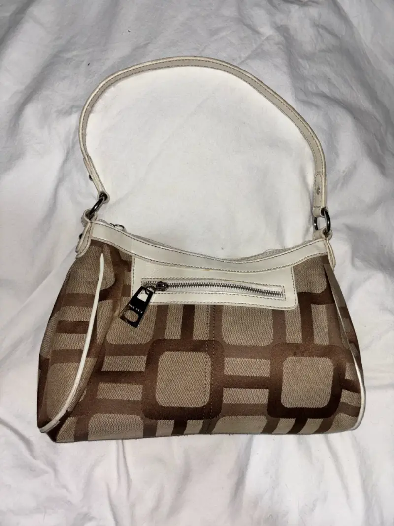 Cartera de mano beige con diseño geométrico - 1