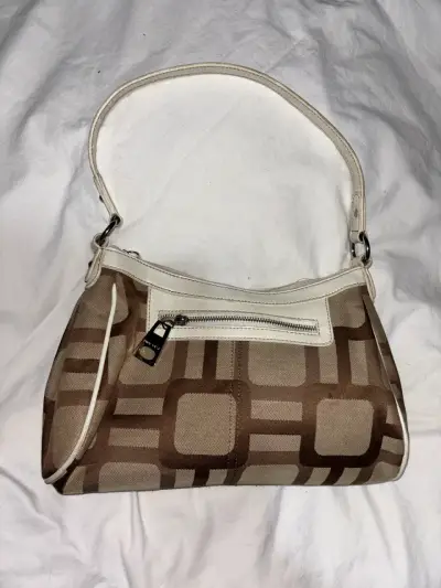 Cartera de mano beige con diseño geométrico - miniatura 1
