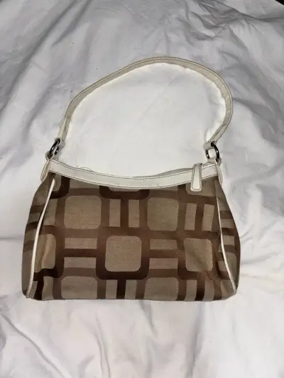 Cartera de mano beige con diseño geométrico - miniatura 2