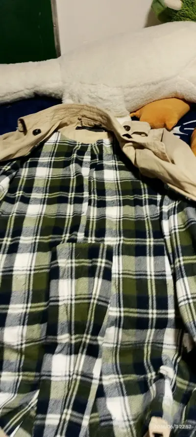 Abrigo beige con cinturón - miniatura 3