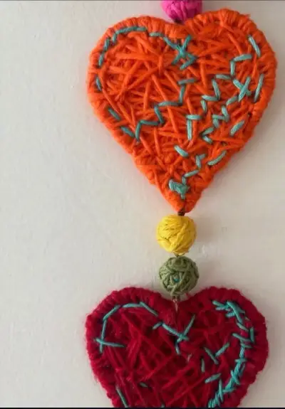 Colgante decorativo de corazones coloridos 35 x 78 - miniatura 2