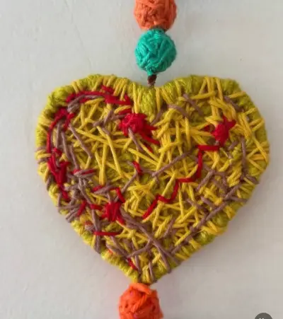 Colgante decorativo de corazones coloridos 35 x 78 - miniatura 4