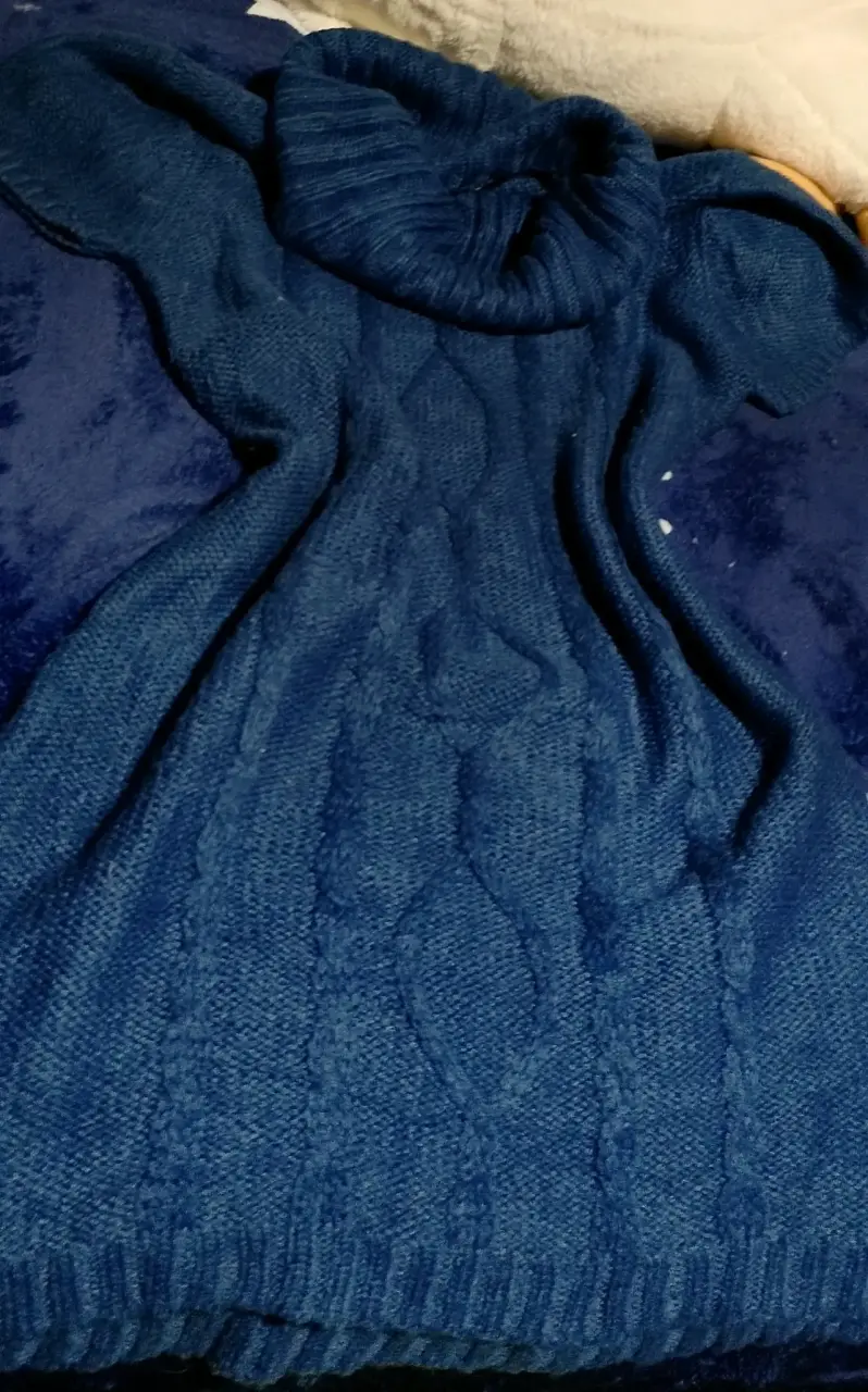 Suéter azul con cuello alto - 1