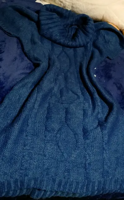 Suéter azul con cuello alto - miniatura 1