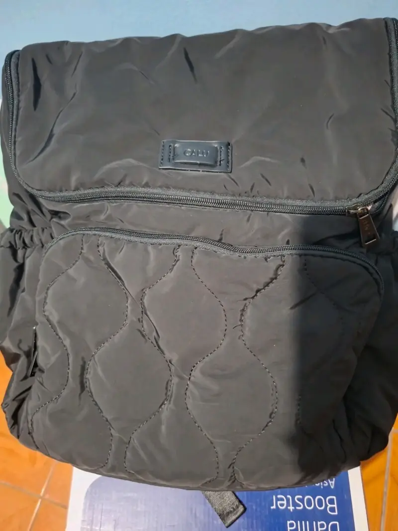 Mochila negra acolchada