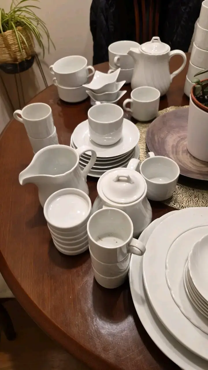 Juego de vajilla blanca completo