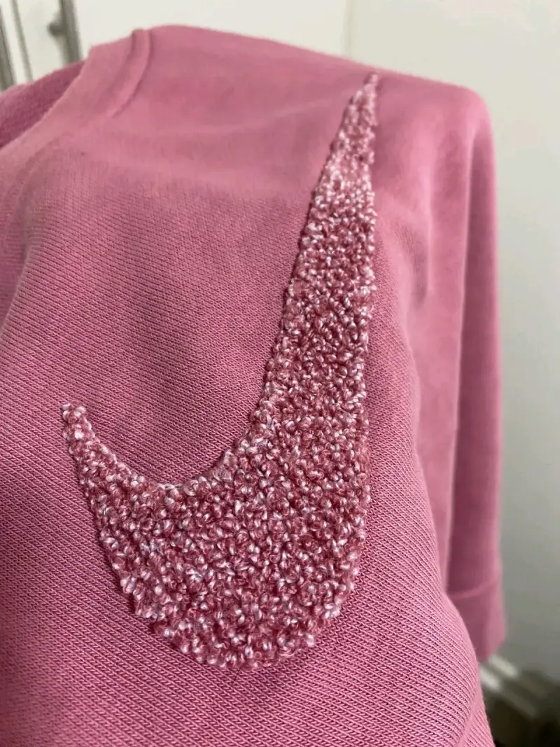 Polerón rosado con logo nike - 3