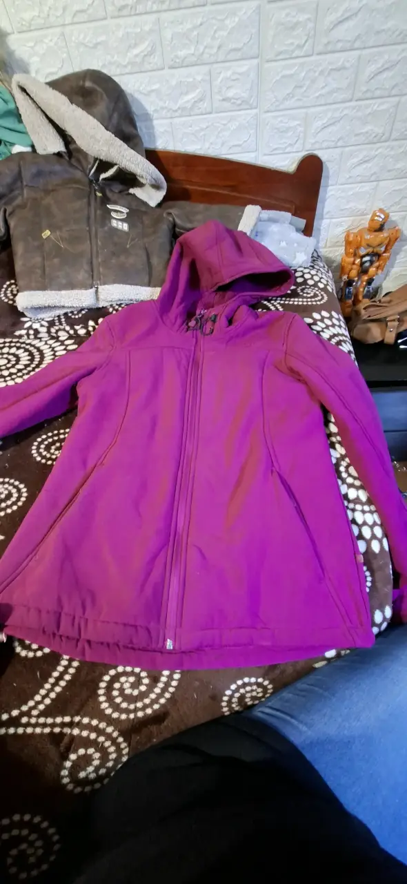 Chaqueta morada con capucha - 1
