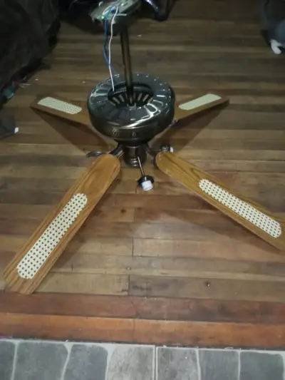 Lámpara y Ventilador de techo nuevo - miniatura 1
