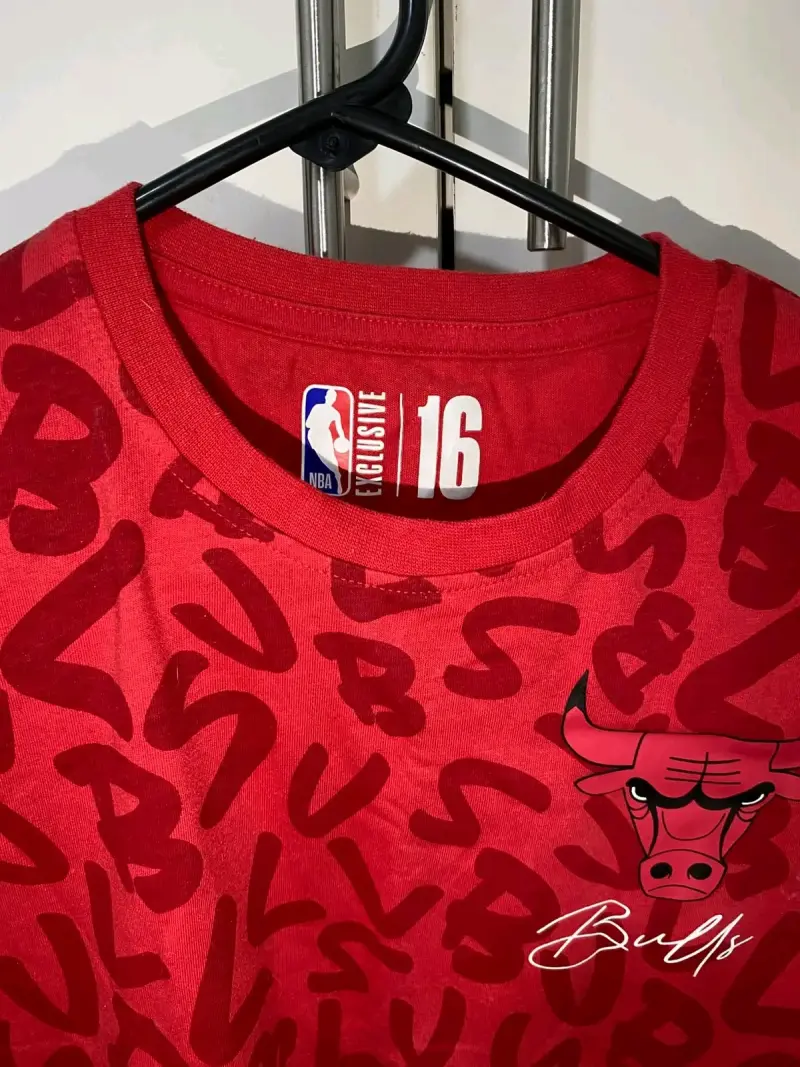 Polera roja NBA estampada original - 3