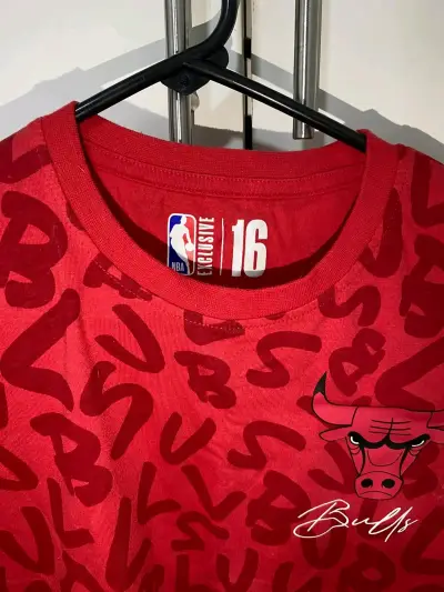 Polera roja NBA estampada original - miniatura 3