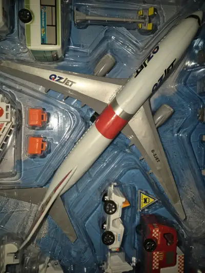 Set de juego aeropuerto y vehículos - miniatura 2