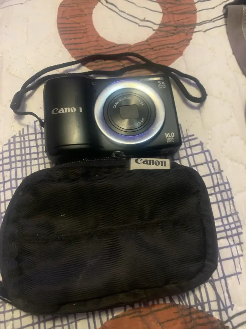 Cámara Canon 16 MP con estuche