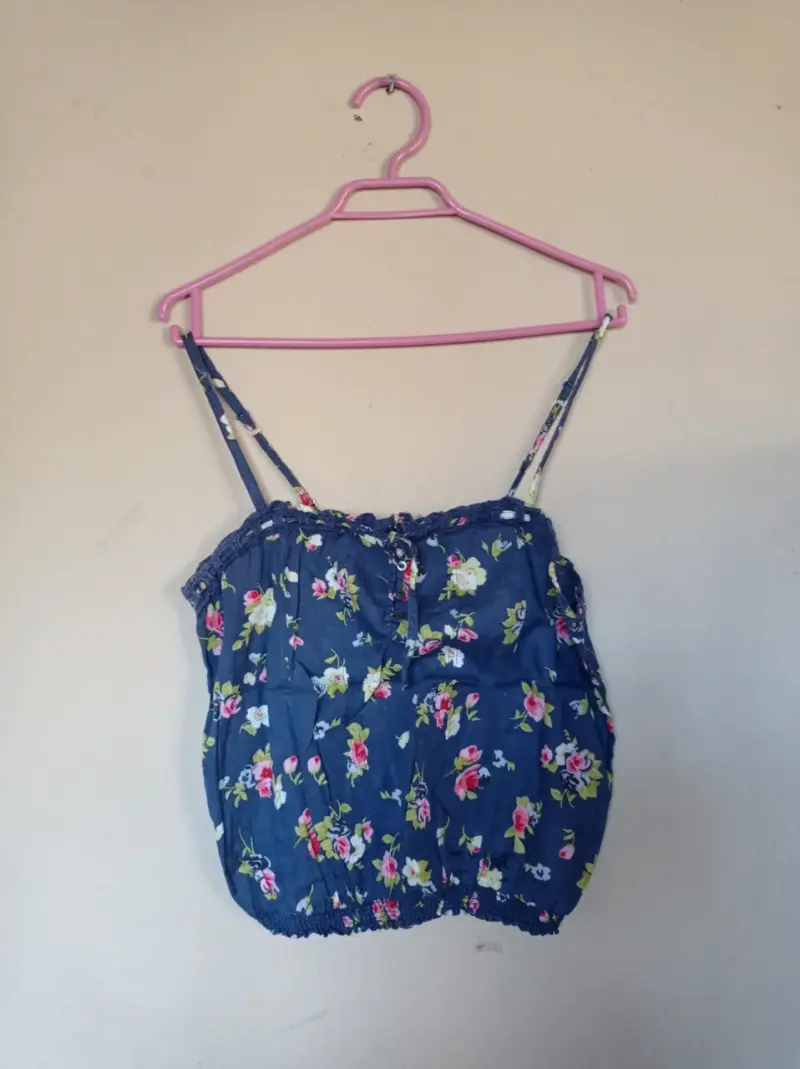 Blusa azul con flores
