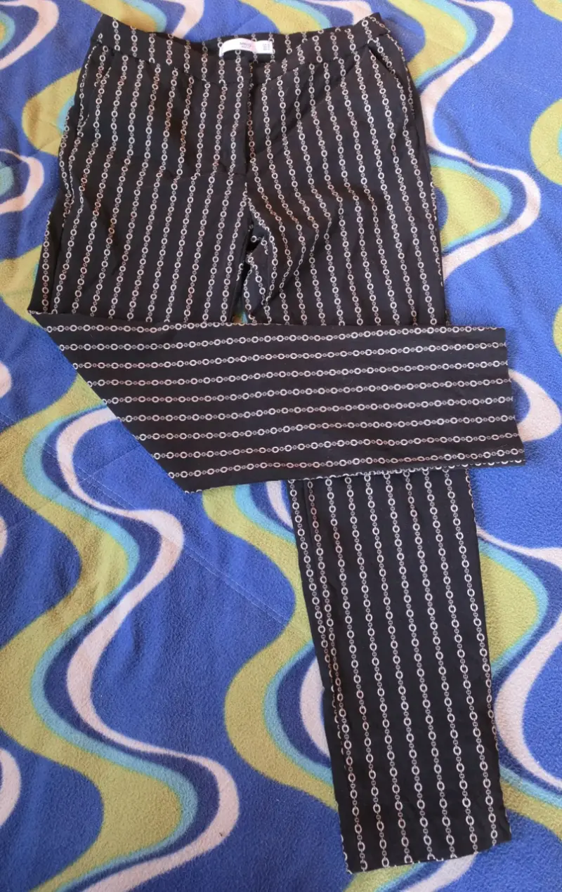 Pantalones estampados estilo cadena