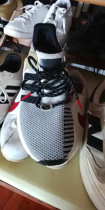 Zapatillas deportivas negras y blancas - miniatura 1