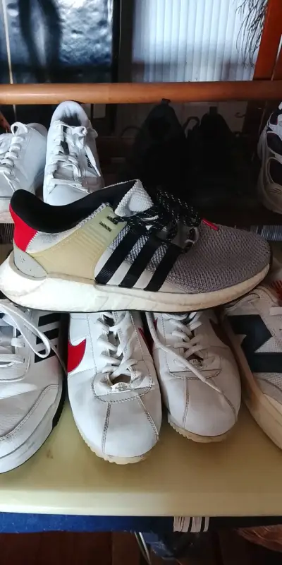 Zapatillas deportivas negras y blancas - miniatura 2