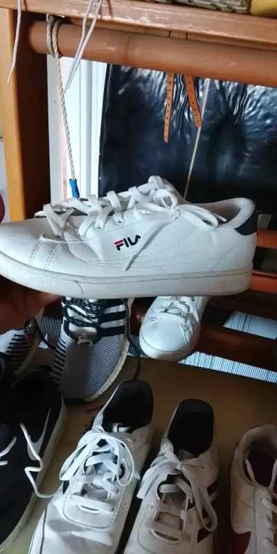 Zapatillas deportivas negras y blancas - miniatura 3