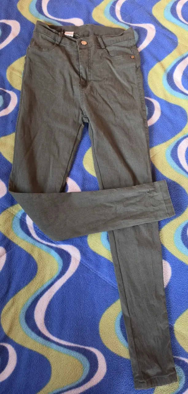 Pantalón verde oscuro ajustado