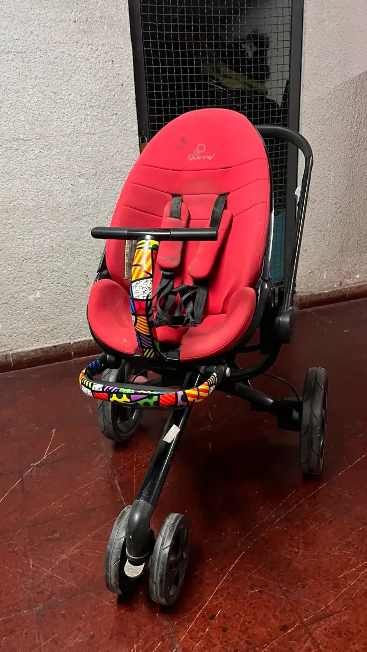 Coche Quinny rojo para bebé - 1