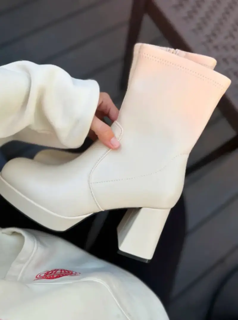Botas blancas con tacón grueso