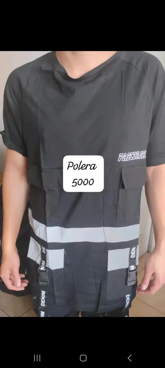 Polera negra con detalles reflectantes