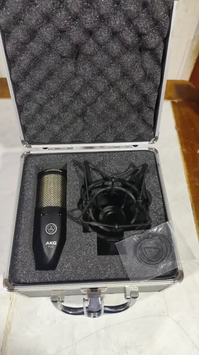 Micrófono AKG P220 con estuche - miniatura 1