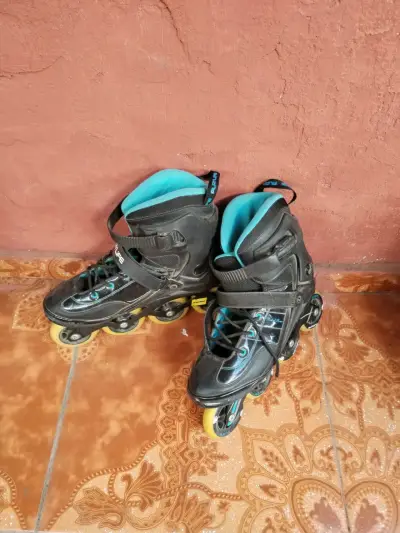 Patines en línea negros y azules - miniatura 1