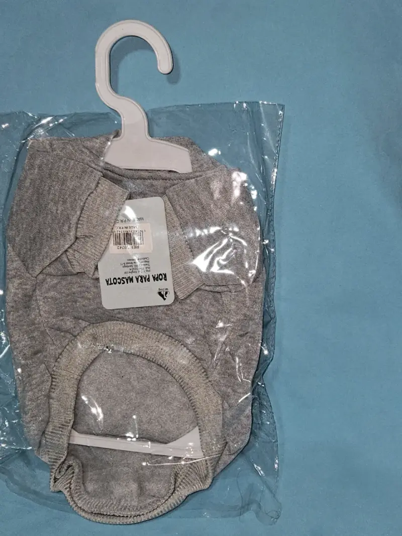 Polerón gris para perro con diseño y gorro - 2