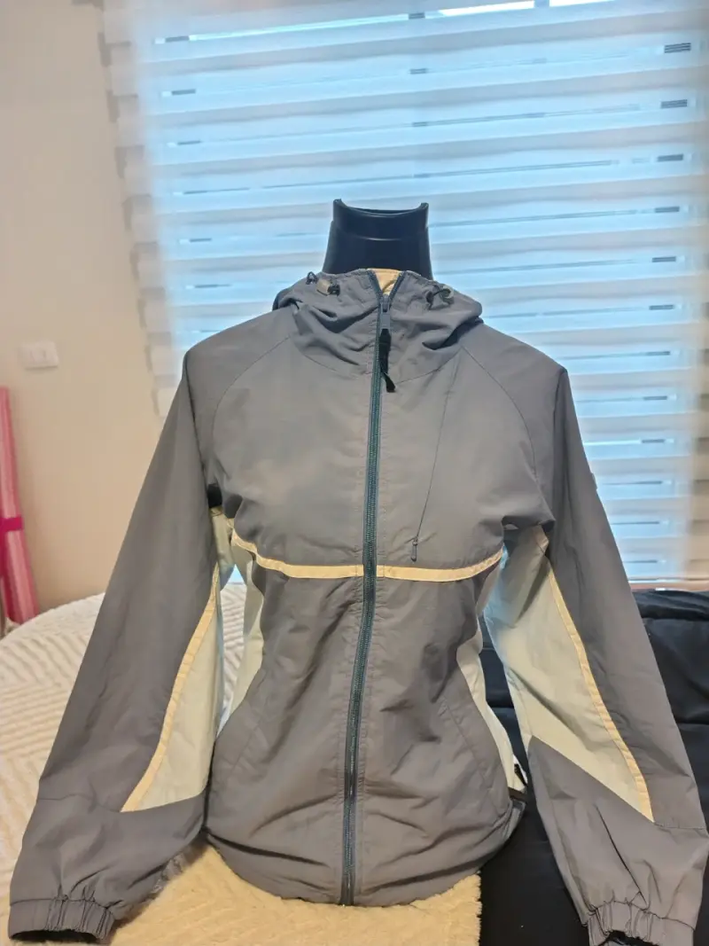 Chaqueta deportiva gris con capucha