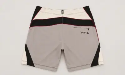 Polera blanca con diseño gráfico - miniatura 4