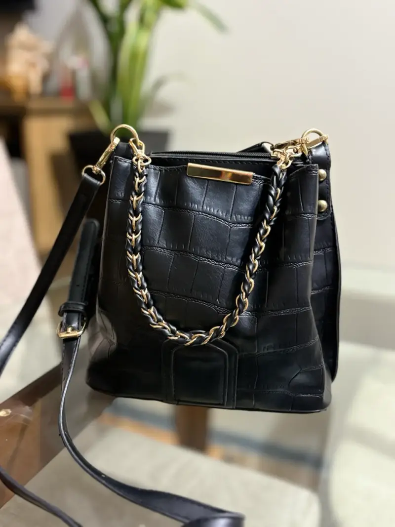 Cartera negra con cadena dorada - 1