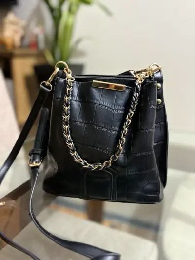 Cartera negra con cadena dorada - miniatura 1