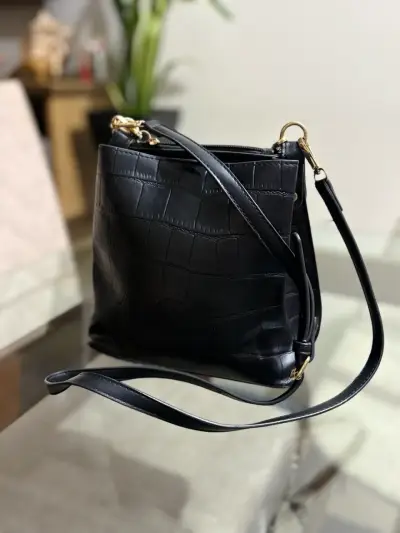 Cartera negra con cadena dorada - miniatura 2