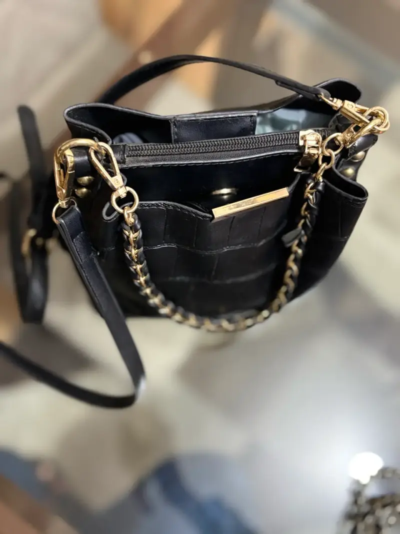 Cartera negra con cadena dorada - 3