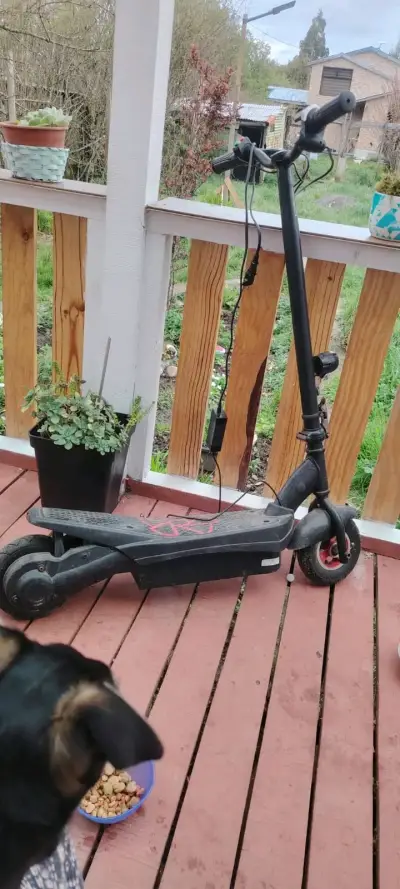 Scooter eléctrico negro con muy poco uso - miniatura 1