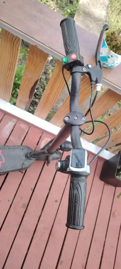 Scooter eléctrico negro con muy poco uso - miniatura 2
