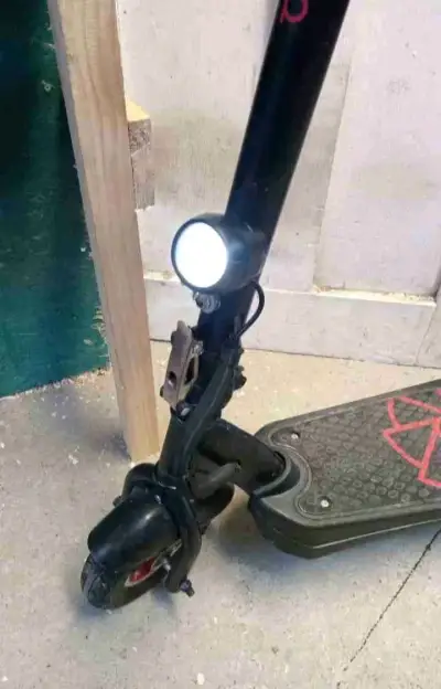 Scooter eléctrico negro con muy poco uso - miniatura 3