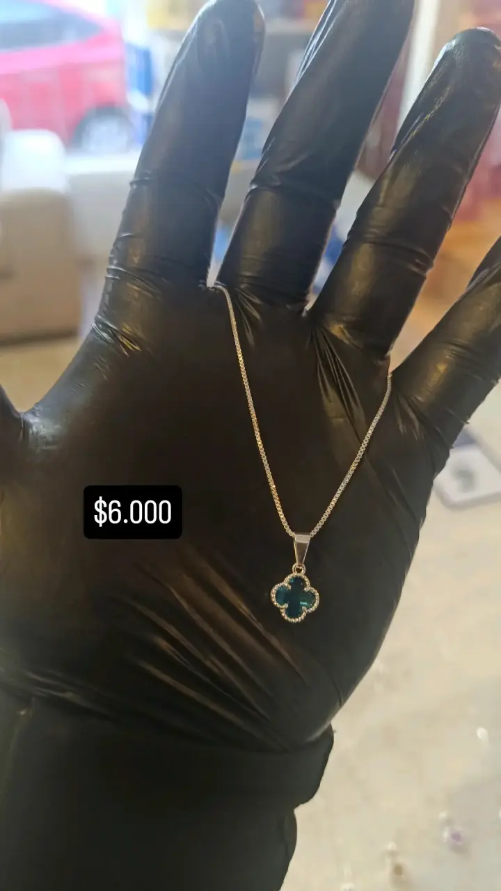 Collar con dije de trébol