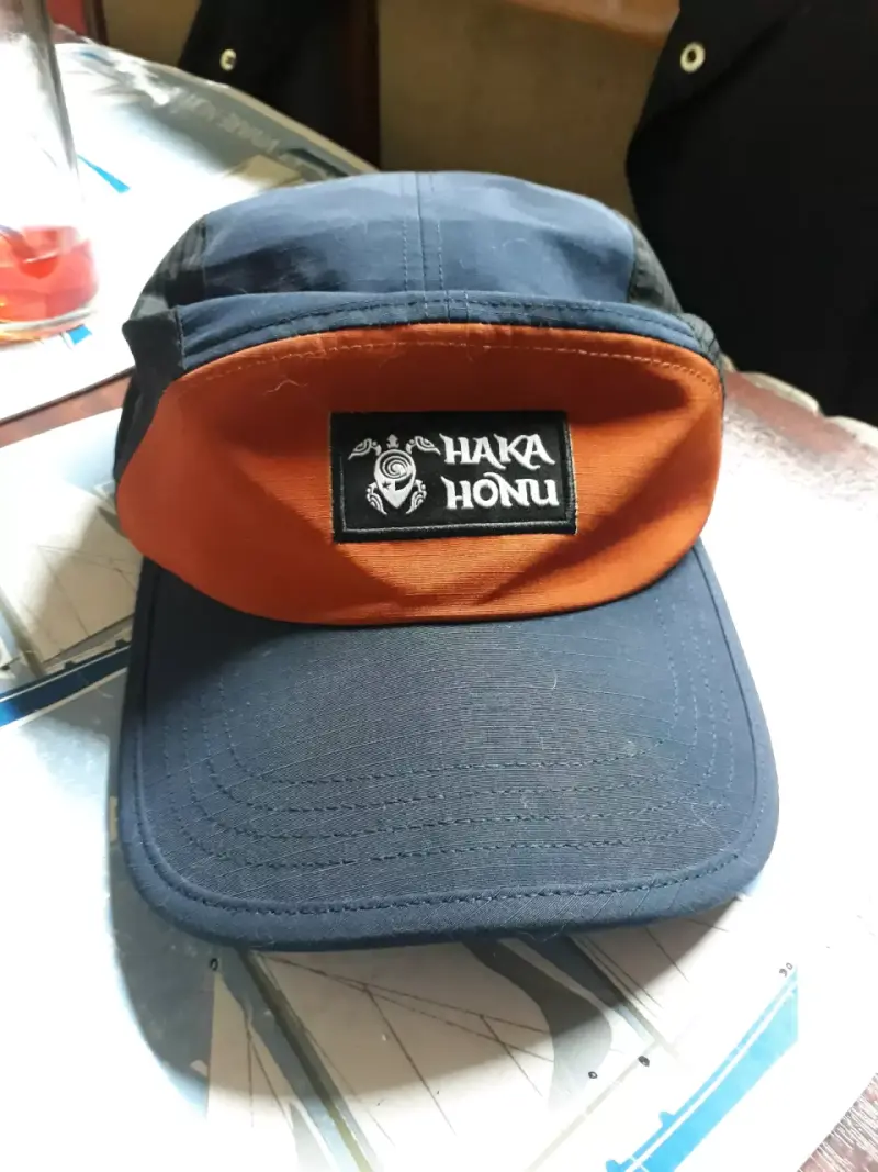 Gorro Haka Honu bicolor