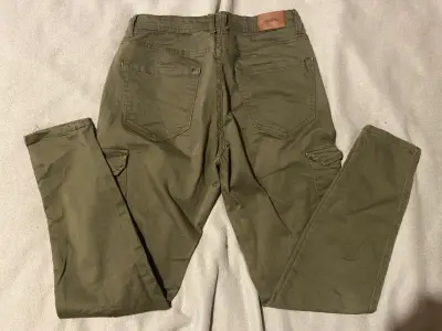 Pantalones cargo verde olivo - miniatura 2