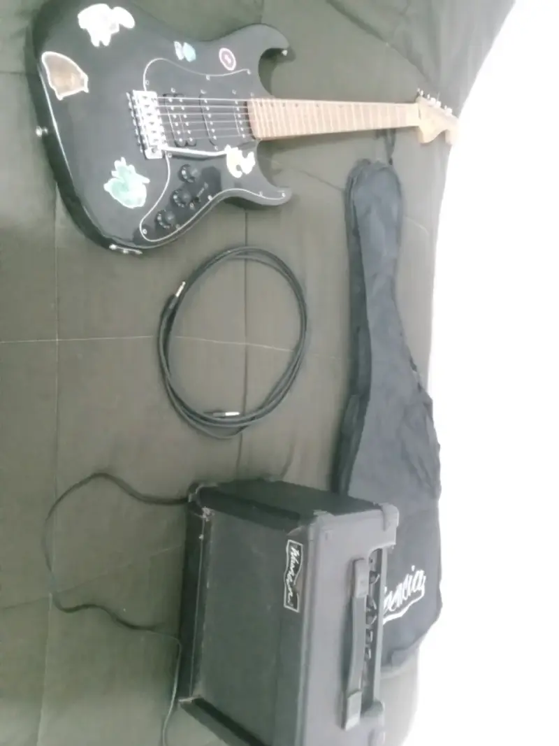 Guitarra eléctrica Washburn - 4