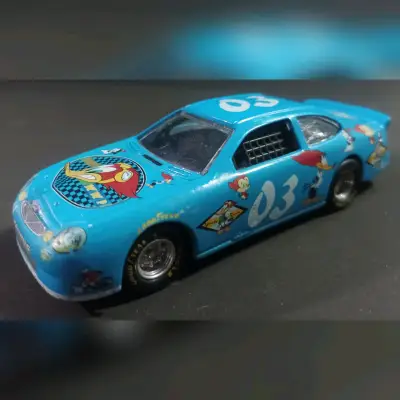 Auto de juguete azul con dibujos - miniatura 1