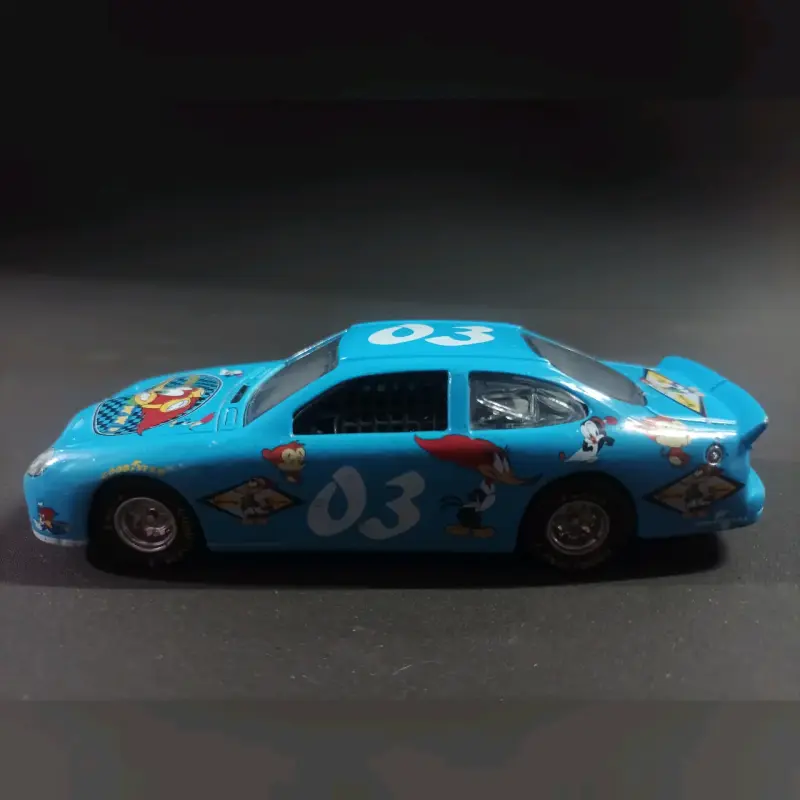 Auto de juguete azul con dibujos - 2