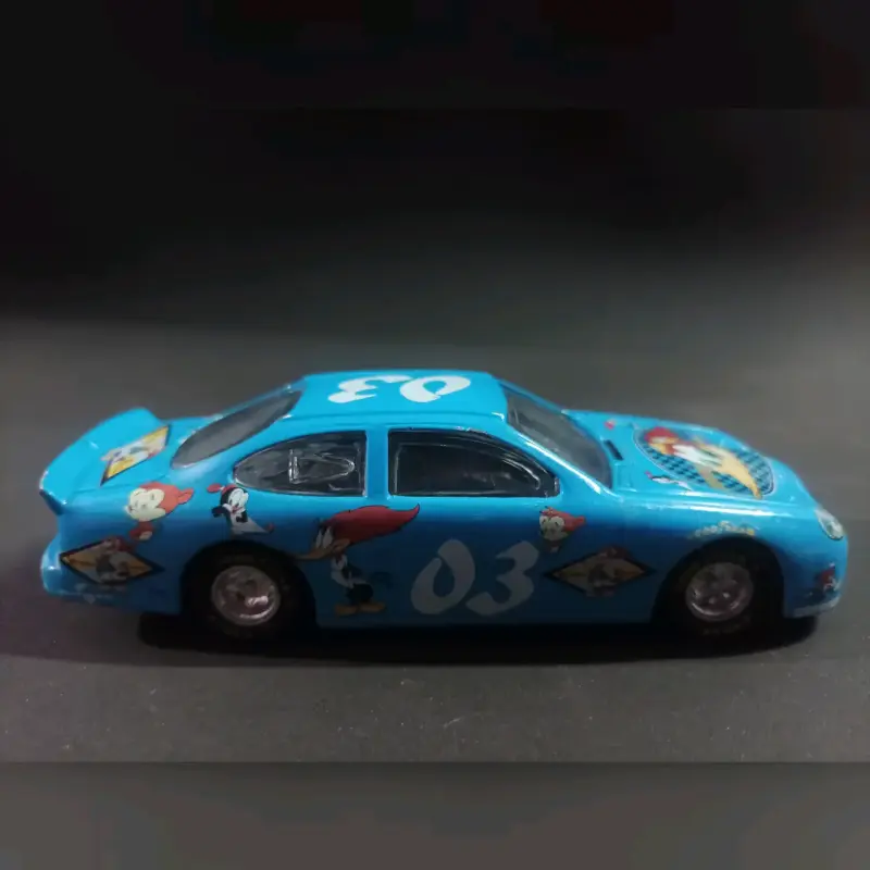 Auto de juguete azul con dibujos - 3