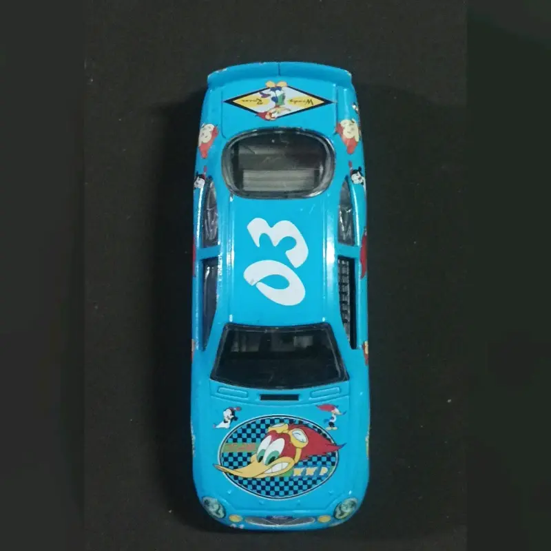 Auto de juguete azul con dibujos - 4