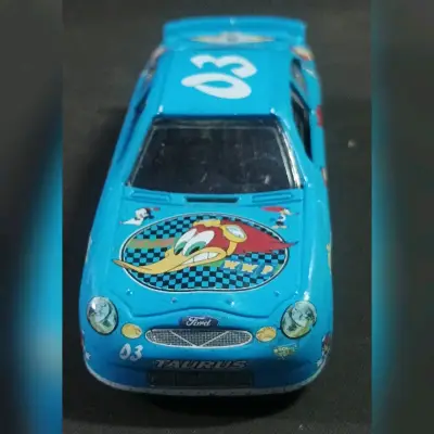 Auto de juguete azul con dibujos - miniatura 5