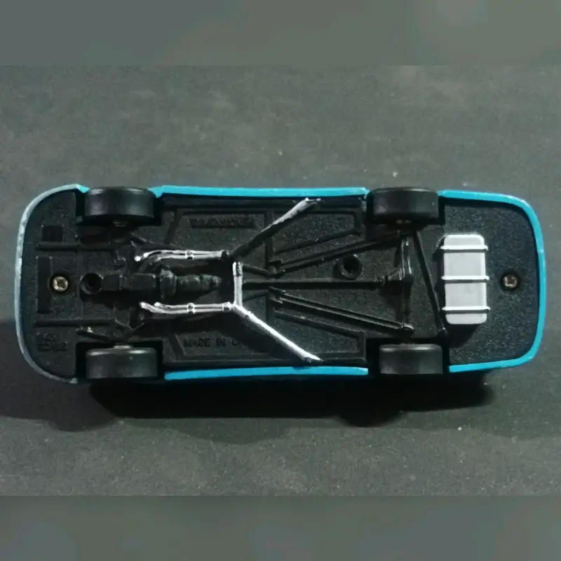 Auto de juguete azul con dibujos - 6