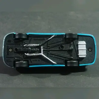 Auto de juguete azul con dibujos - miniatura 6